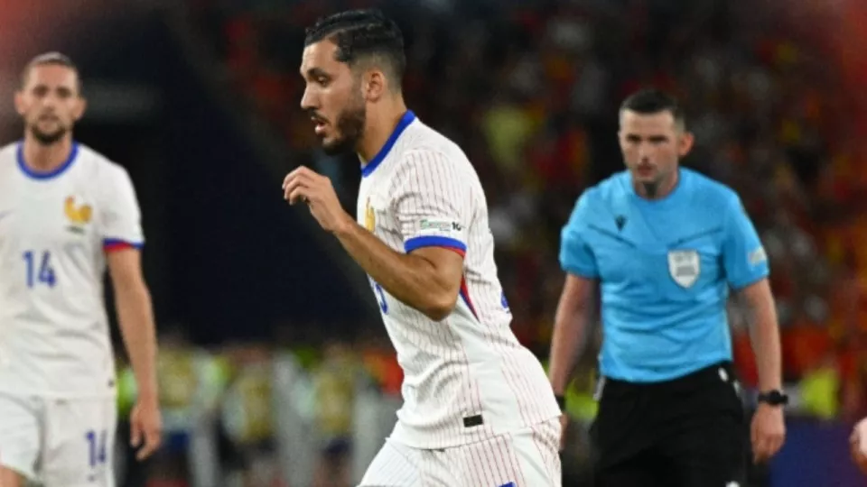 Premiers pas, premiers frissons : Rayan Cherki (OL) brille sous le maillot bleu