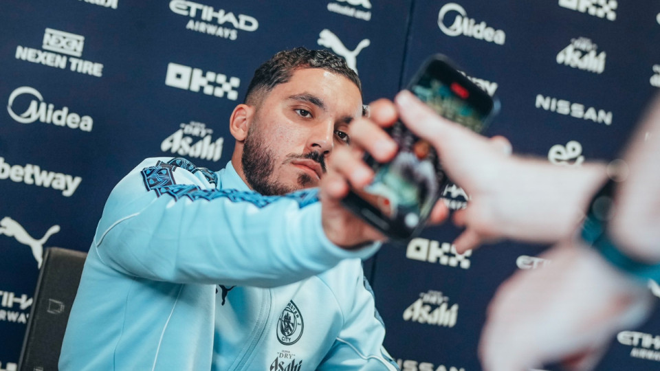 "Nabil Fekir, sors de ce corps" : les internautes se déchaînent après la première interview en anglais de Rayan Cherki (ex-OL) à Manchester City "Nabil Fekir, sors de ce corps" : les internautes se déchaînent après la première interview en anglais de Rayan Cherki (ex-OL) à Manchester City