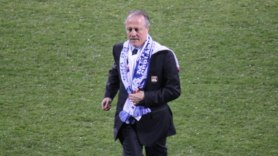 Juninho repéré sur VHS, appels de Karim Benzema, larmes dans le vestiaire : Bernard Lacombe ou l’homme aux mille anecdotes Juninho repéré sur VHS, appels de Karim Benzema, larmes dans le vestiaire : Bernard Lacombe ou l’homme aux mille anecdotes