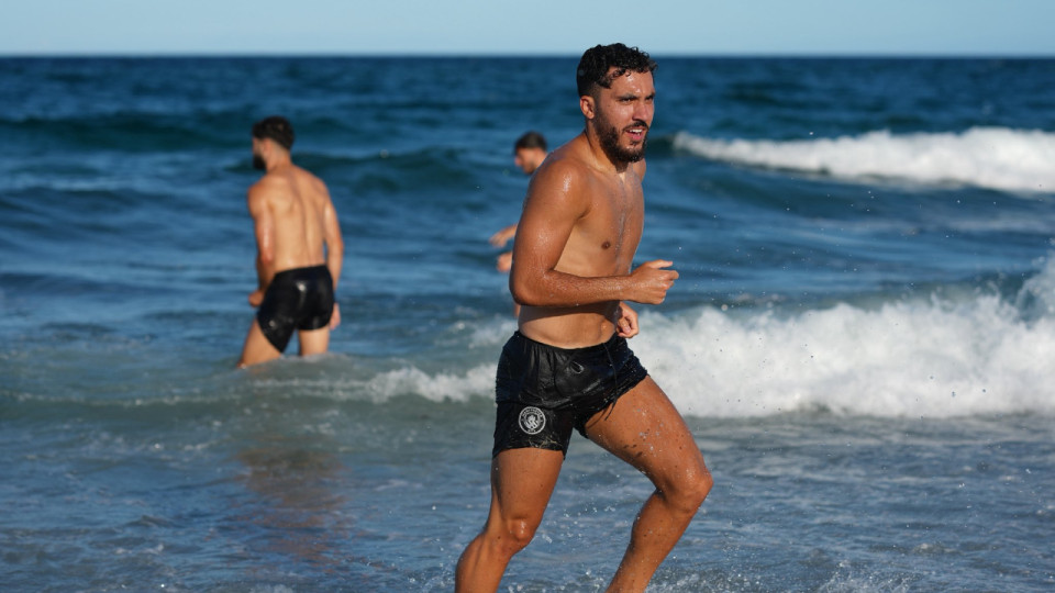"Tout nu pendant que ton club coule" : Rayan Cherki se prend une vague de haine pour avoir publié des photos à la plage plutôt que de soutenir l'OL