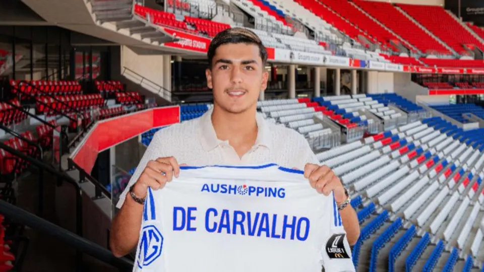 Mathys De Carvalho signe son premier contrat professionnel à l’OL
