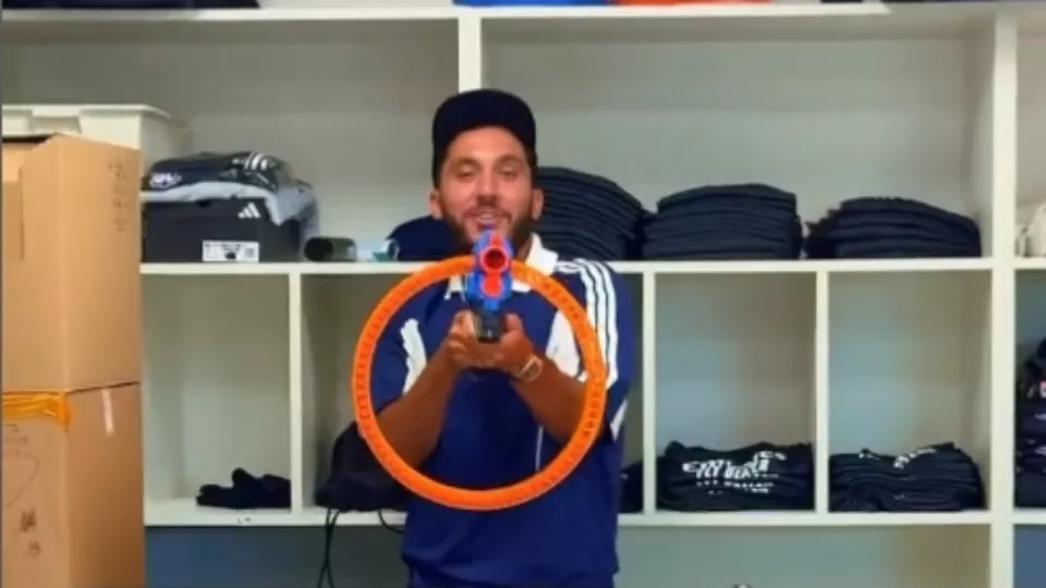 "Il fallait que je revienne voir les frérots" : retour aux sources pour Rayan Cherki, en visite à l’OL