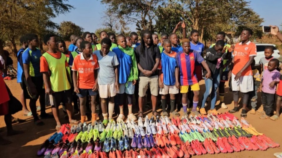 Quand Tabitha Chawinga et les joueuses d’OL Lyonnes offrent leurs chaussures à de jeunes malawiennes 