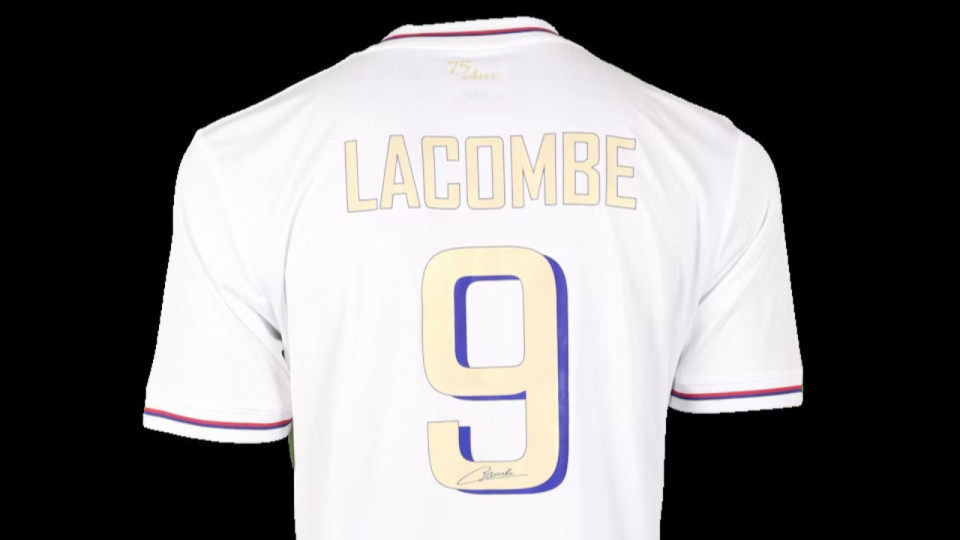 Hommage de l’OL à Bernard Lacombe : les maillots d’échauffement vendus aux enchères, les fonds reversés pour la lutte contre le cancer
