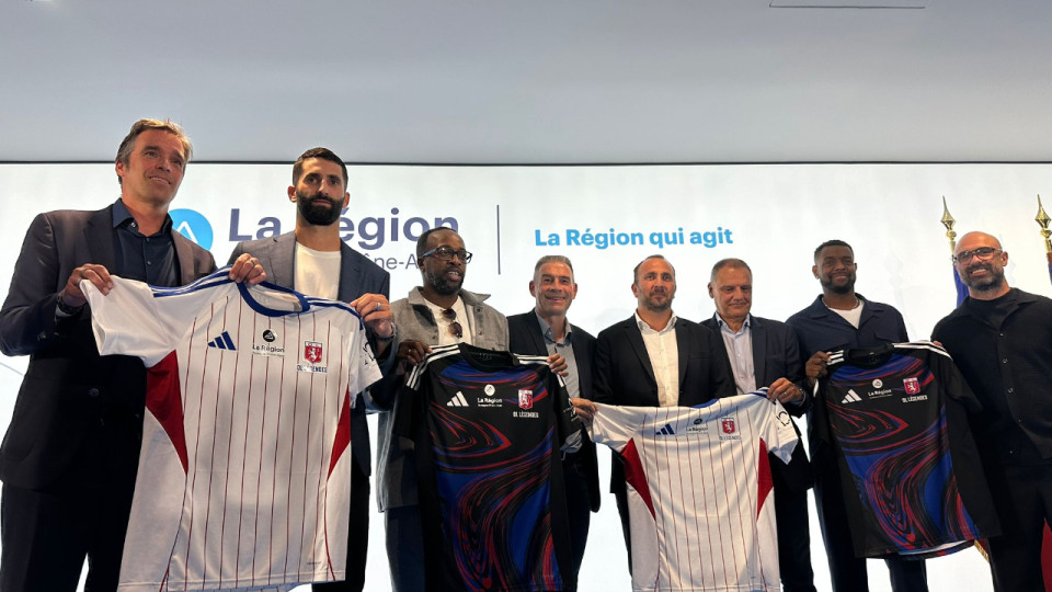 "Un maillot qui fait référence à l'OL" : les joueurs d'OL Légendes ont désormais leur propre tunique