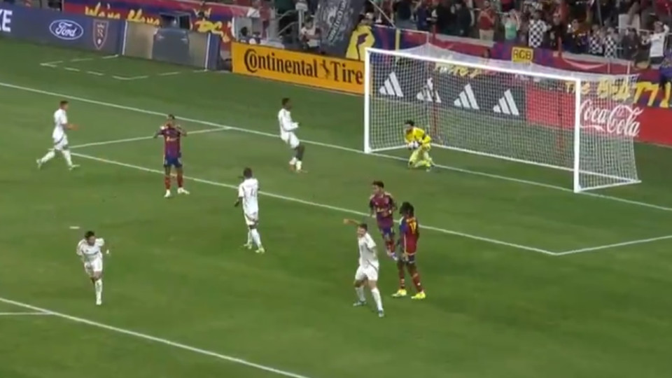 Hugo Lloris (ex-OL) hyper chanceux sur un penalty – VIDEO