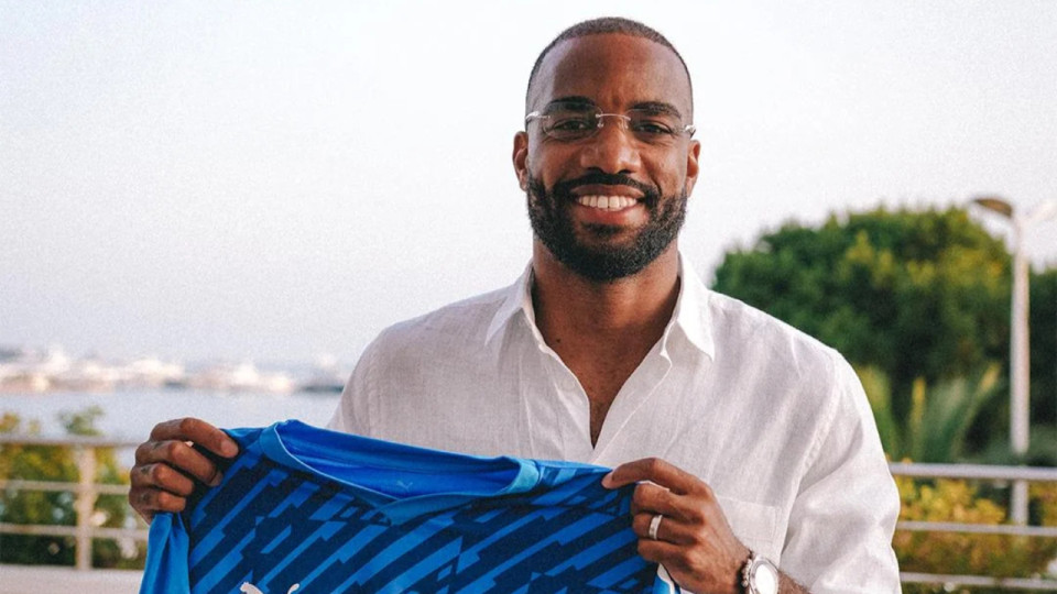 Supporters payés pour assister aux matchs, perte du n°10, nouvelle culture : la nouvelle vie d’Alexandre Lacazette (ex-OL) au Neom SC