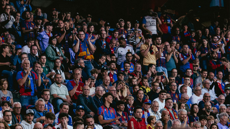 800 supporters du FC Bâle ont déambulé dans le centre-ville de Lyon avant le match de Ligue Europa