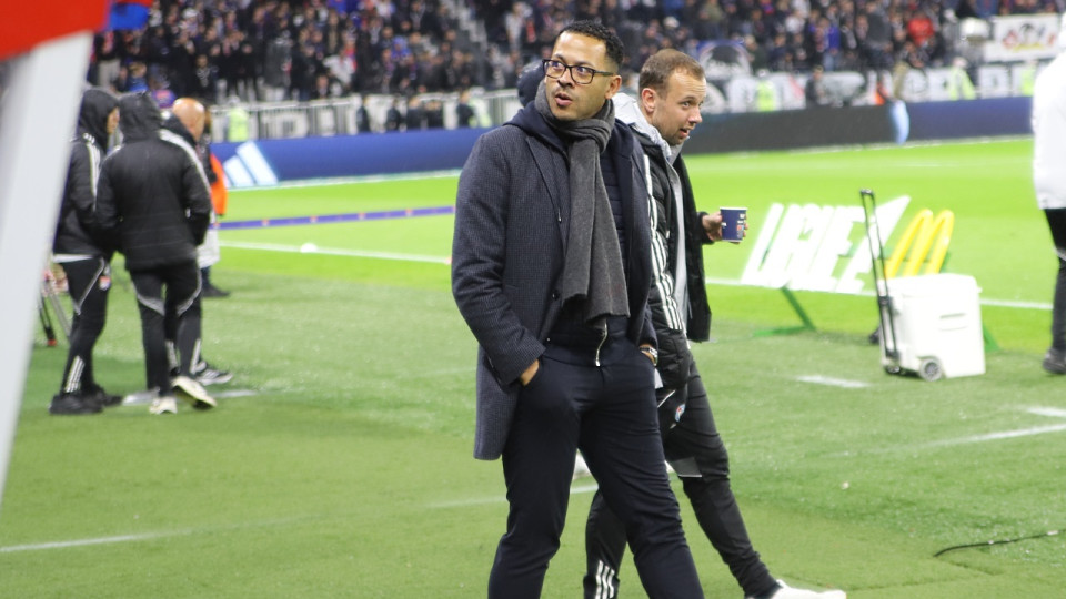 “Ce n’était pas un tacle dangereux” : Liam Rosenior juge sévère le rouge après OL-Strasbourg