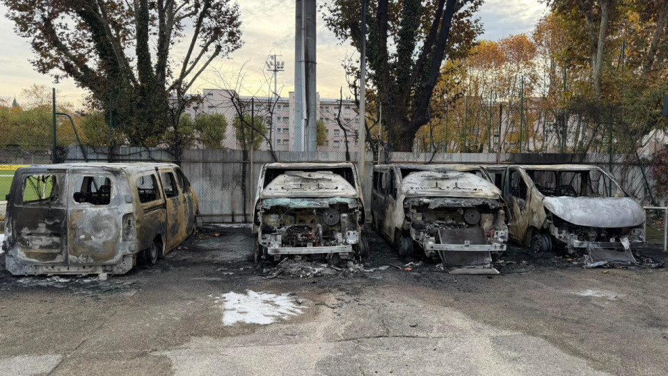 Six minibus de l'AS Saint-Priest incendiés dans la nuit d'Halloween : "Des actes inadmissibles et stupides de quelques individus mal intentionnés"