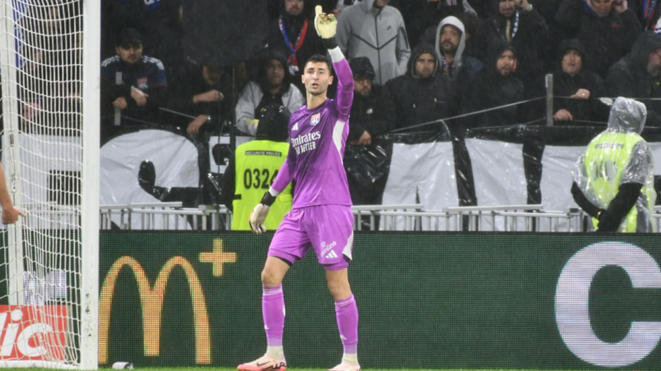 "Chez nous, la construction du jeu passe par le gardien" : Paulo Fonseca salue la progression de Dominik Greif à l’OL