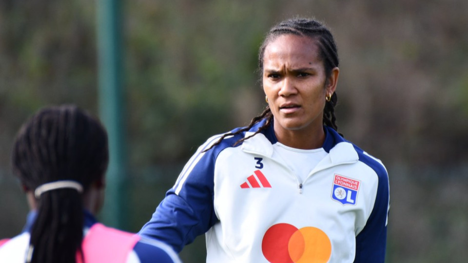 "Elle ne lâche rien, c’est tout à son honneur" : le sélectionneur de l’équipe de France féminine répond à Wendie Renard (OL Lyonnes)