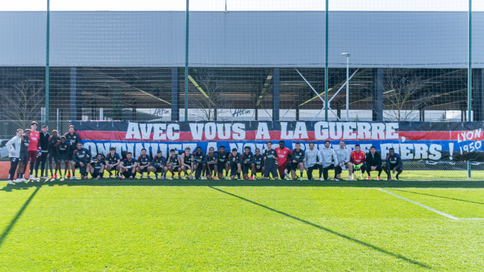 "Avec vous &agrave; la guerre" : une banderole d&eacute;ploy&eacute;e au Groupama OL Training Center avant l&rsquo;Olympico