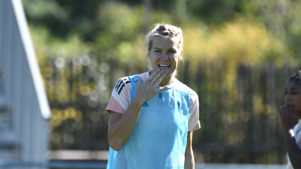 "Elle repr&eacute;sente bien plus qu&rsquo;une joueuse" : Vincent Ponsot encense Ada Hgerberg (OL Lyonnes)