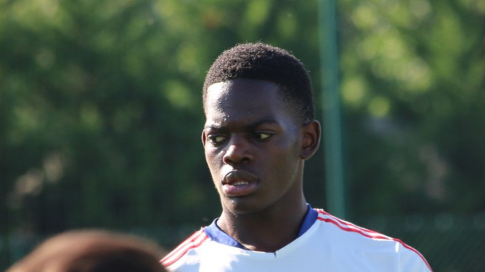 Le FC Barcelone veut recruter Castello Lukeba : plusieurs millions d&rsquo;euros en vue pour l&rsquo;OL ?&nbsp;