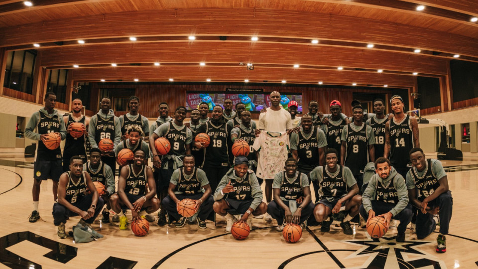 Moussa Niakaht&eacute; (OL) visite les installations des San Antonio Spurs avec le S&eacute;n&eacute;gal