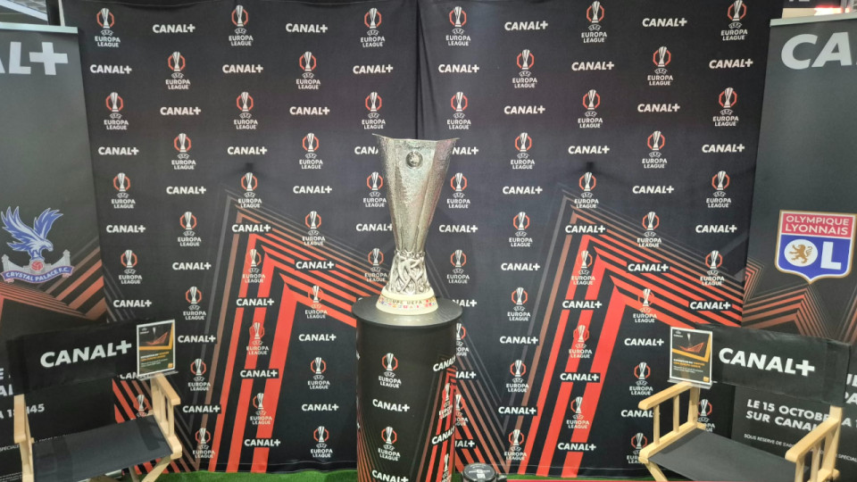 &ldquo;Rendre la Ligue Europa accessible&rdquo; : le troph&eacute;e fait escale &agrave; Lyon Part-Dieu, aux mains des supporters de l&rsquo;OL